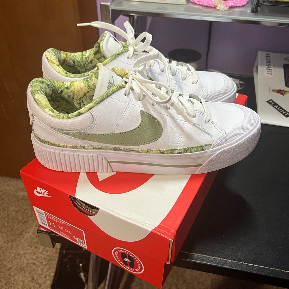 Women’s size 11 Nike Court Legacy Lift